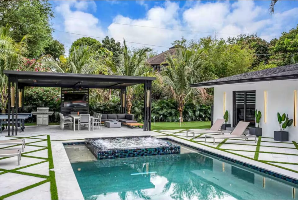 Family Resort with Heated Pool, Hot Tub, Grill and Basketball Villa in Golden Glades