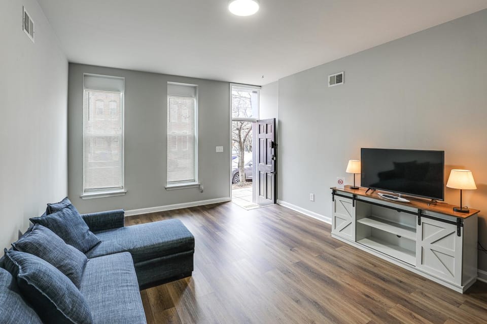 Pet-Friendly 3BR Rowhouse: Walk to Patterson Park! House in Baltimore