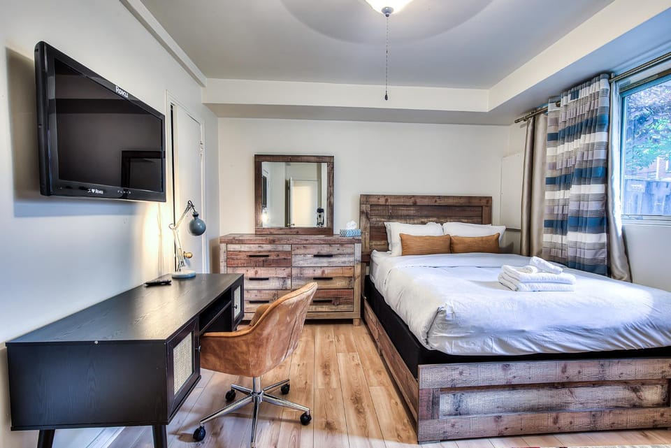Bed, TV and multimedia, Photo of the whole room, Seating area, Bedroom