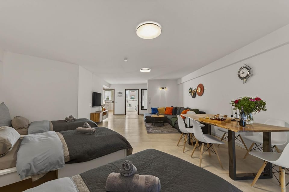 Bed, Living room, Photo of the whole room, Dining area, Bedroom