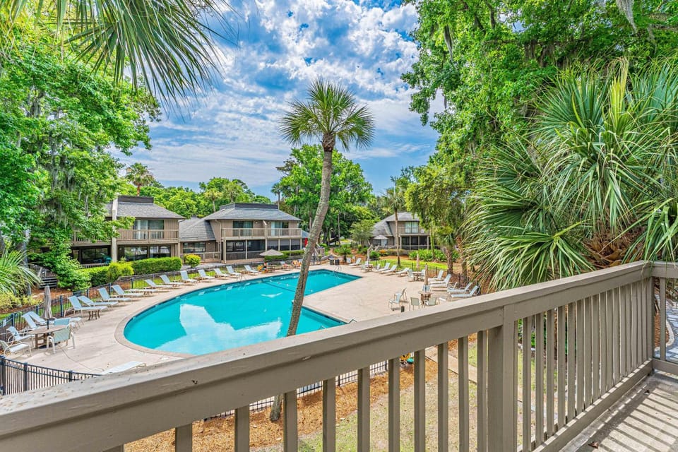 Pool view, Swimming pool, sunbed