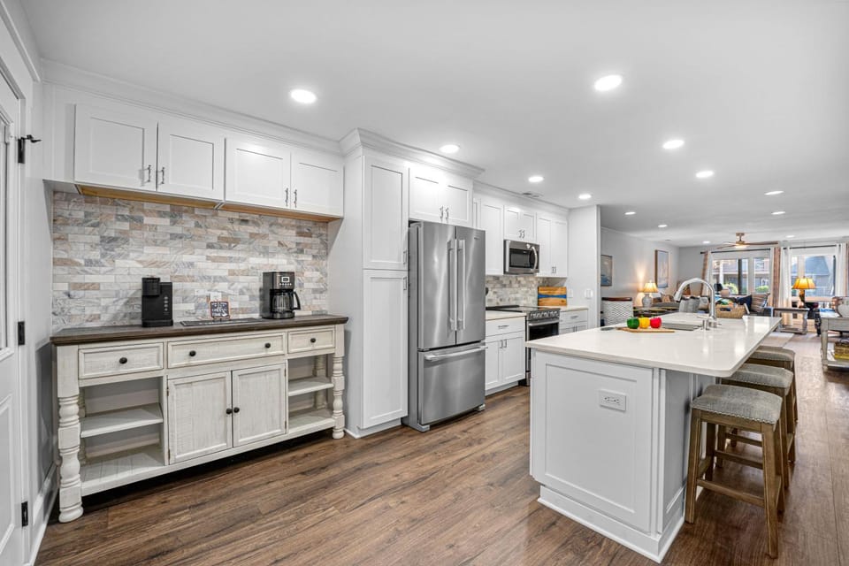 Coffee/tea facilities, Kitchen or kitchenette, dishwasher, oven, stove, toaster