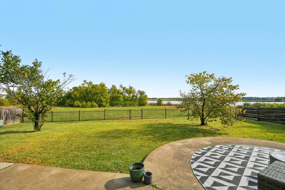 Round Rock Lakeside Retreat House in Round Rock