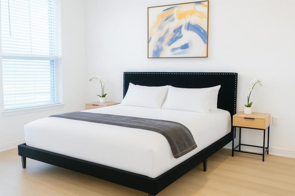 Modern A plus Location KINGbed pool gym Apartment in Sherman