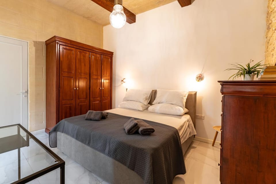 Bed, Bedroom, towels, wardrobe
