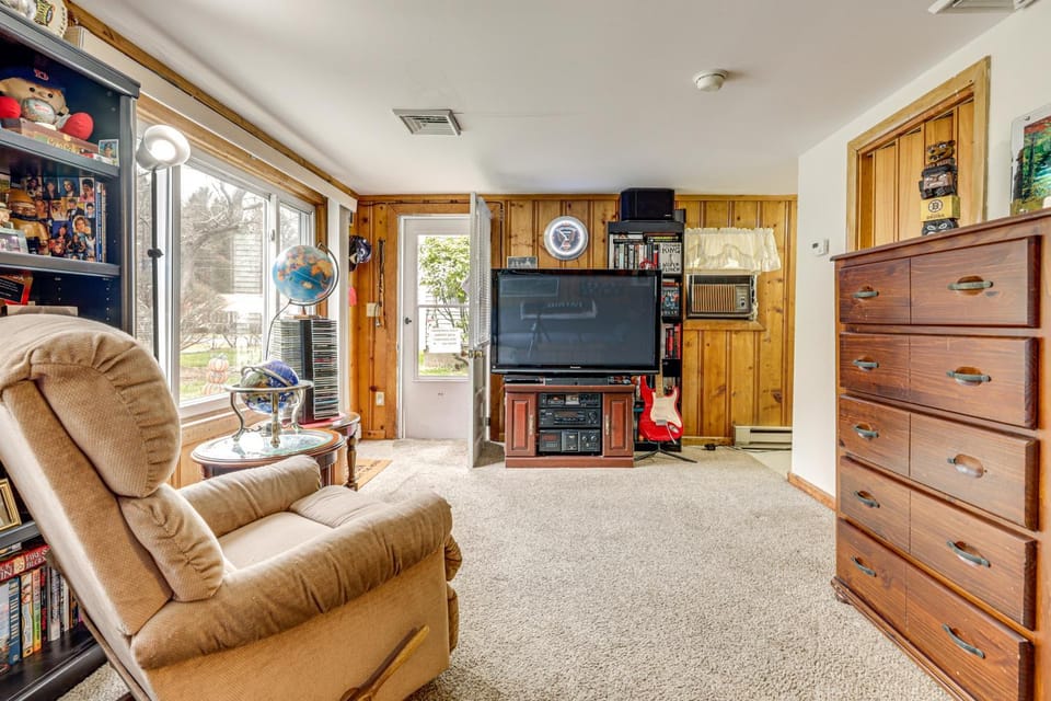 Hike & Explore Western Mass: Peaceful Studio Apartment in Massachusetts