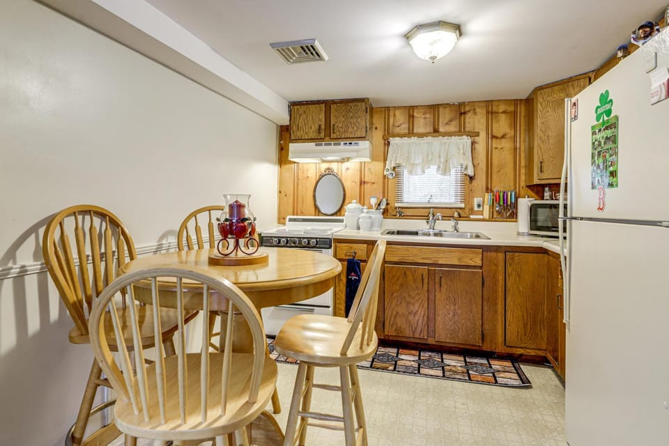 Hike & Explore Western Mass: Peaceful Studio Apartment in Massachusetts