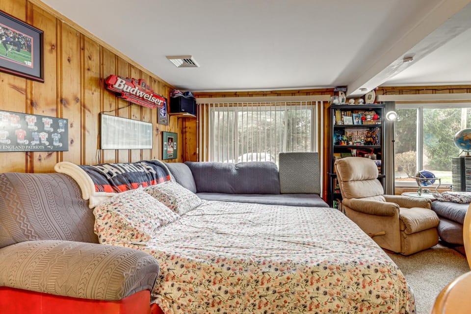 Hike & Explore Western Mass: Peaceful Studio Apartment in Massachusetts