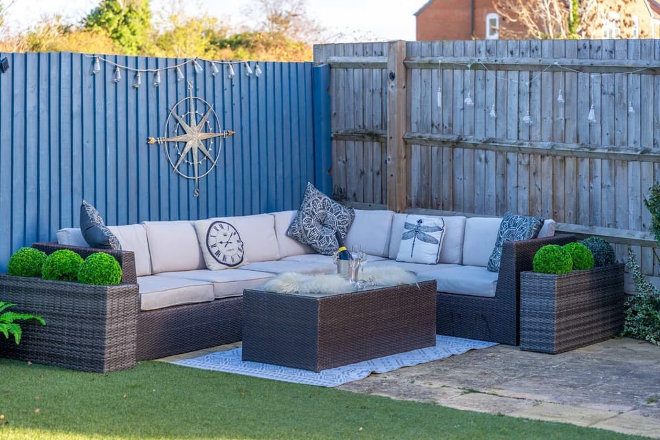 Spacious Cotswolds Base, Private Garden & Parking House in Evesham