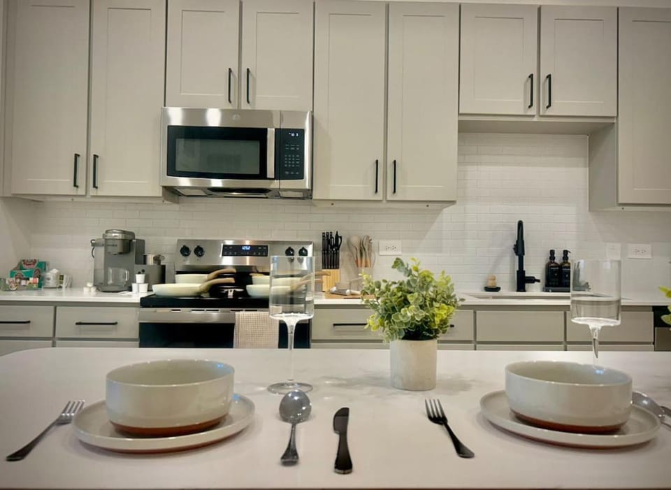 Modern WorkerFriendly Washer PoolGym Wifi Apartment in Sherman