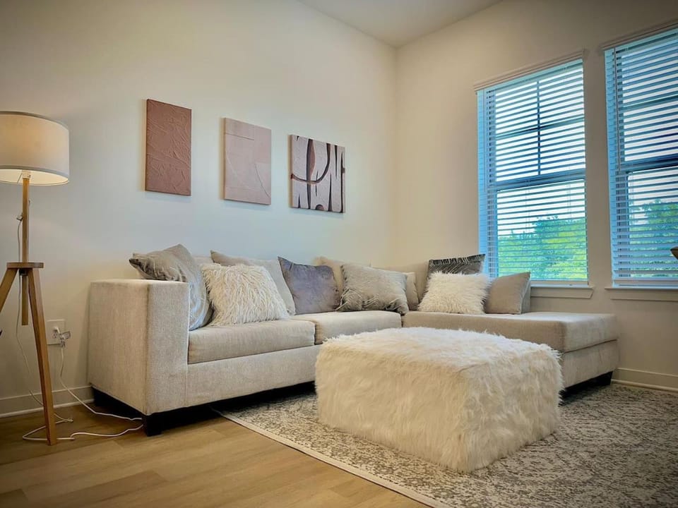 Modern WorkerFriendly WasherPoolGym Wifi Apartment in Sherman