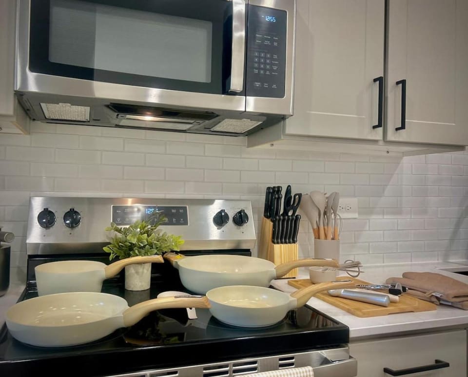 Modern WorkerFriendly WasherPoolGym Wifi Apartment in Sherman