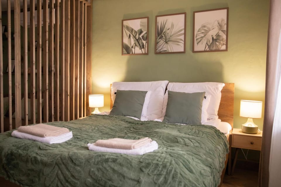 Bed, Bedroom, towels