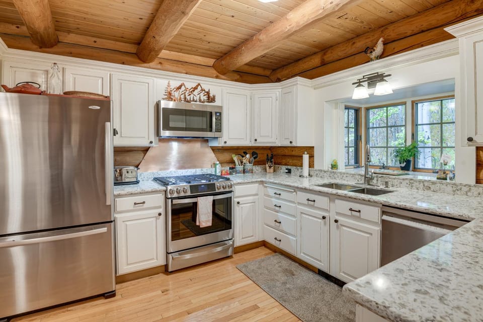 Along Big Wood River: Hailey Family Cabin w/ Yard Cabin in Hailey