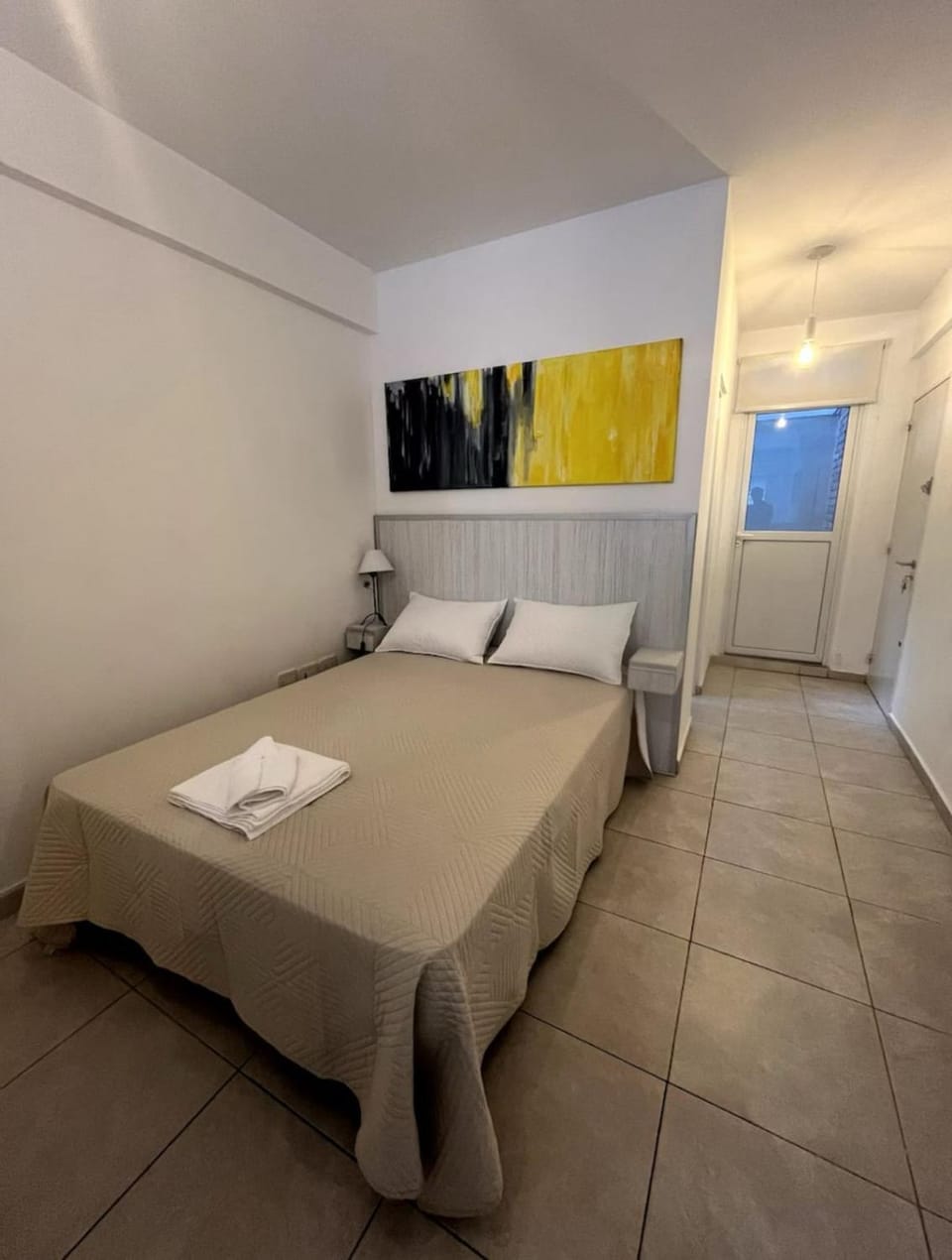 Bed, TV and multimedia, Photo of the whole room, Bedroom, towels