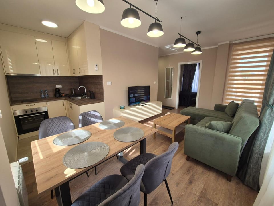 TV and multimedia, Kitchen or kitchenette, Living room, Seating area, Dining area