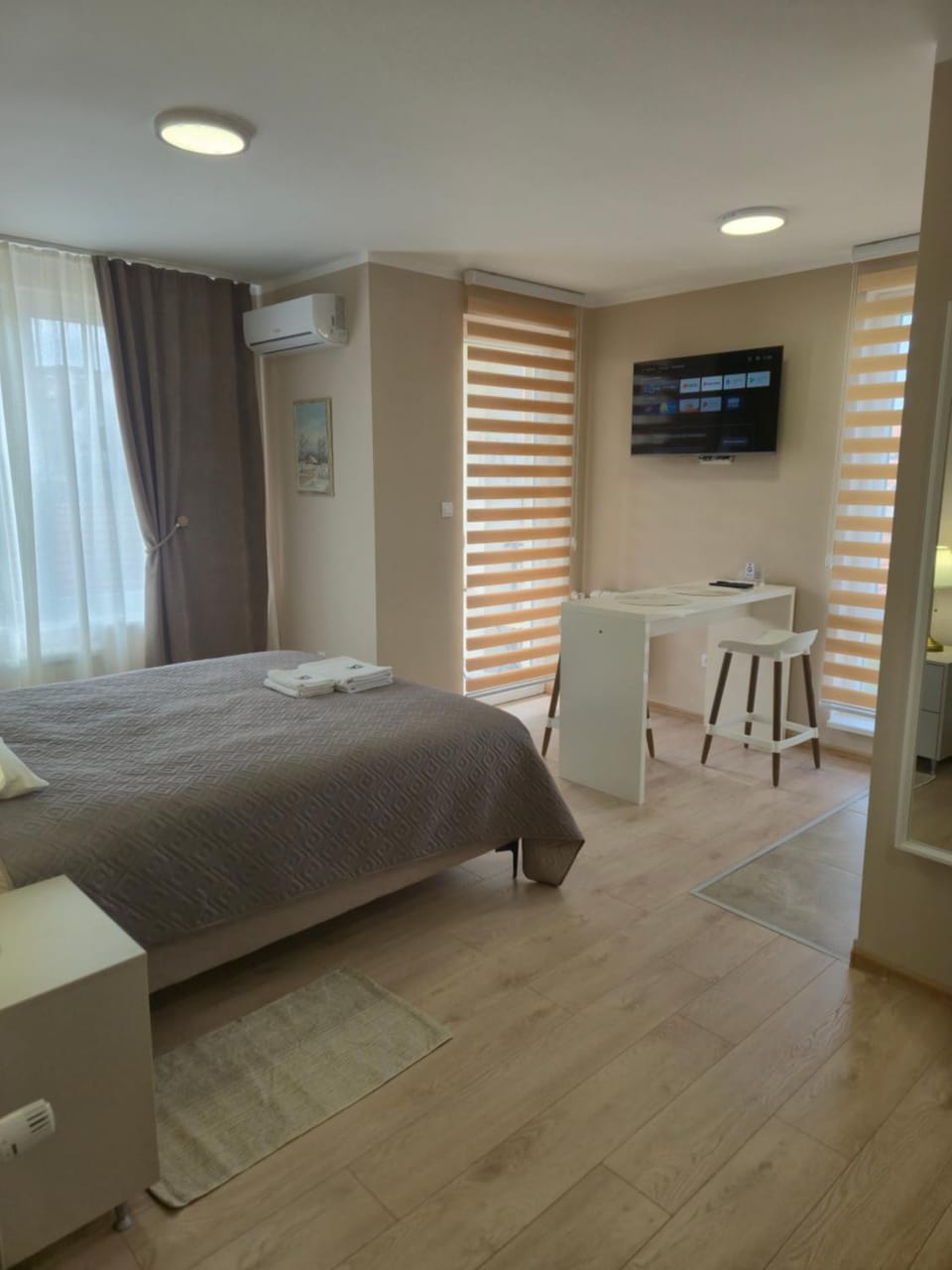 Bed, TV and multimedia, Photo of the whole room, Bedroom