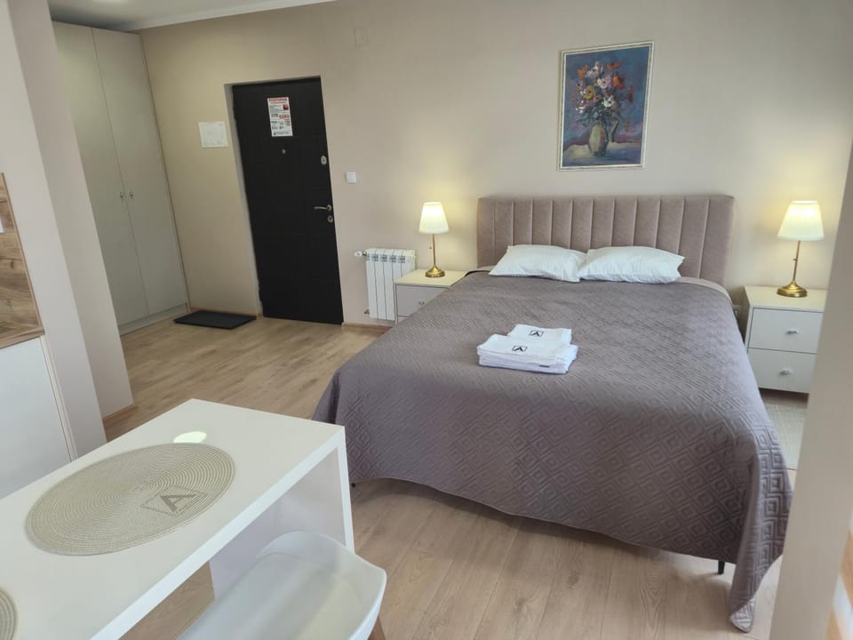 Bed, Photo of the whole room, Bedroom, towels