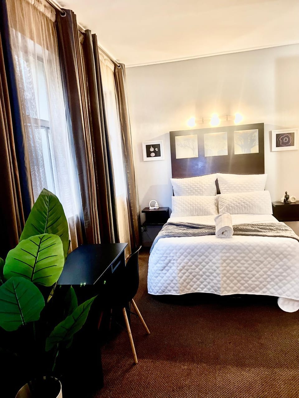 Bed, Photo of the whole room, Seating area, Bedroom