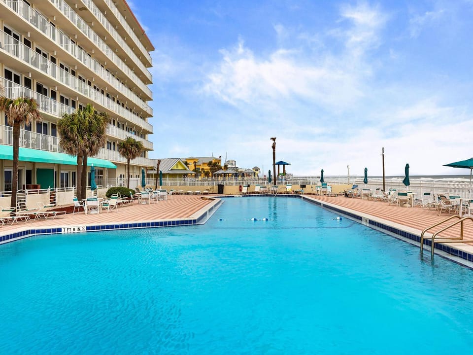 Property building, Balcony/Terrace, Seating area, Beach, Sea view, Swimming pool