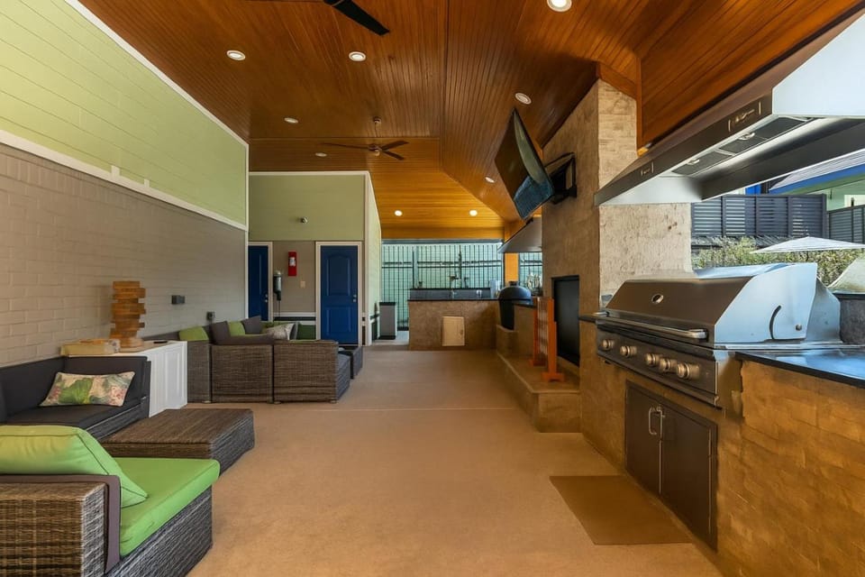 PoolgymBBQ at theHeights LongStayDiscount Apartment in Houston