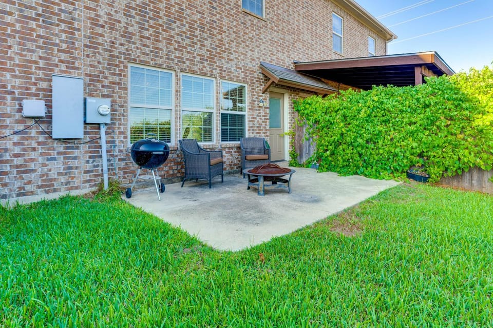 Spacious & Family-Friendly! TAMU Townhome w/ Yard House in College Station