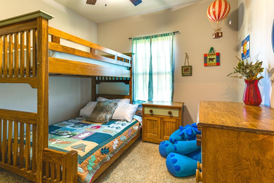 Spacious & Family-Friendly! TAMU Townhome w/ Yard House in College Station