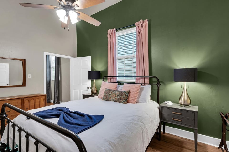 Mid-City shotgun w high ceilings & near streetcar House in New Orleans