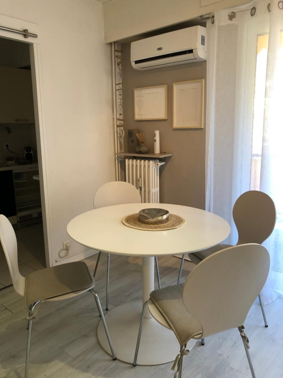 Living room, Seating area, Dining area, air conditioner