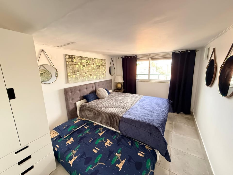 Photo of the whole room, Bedroom