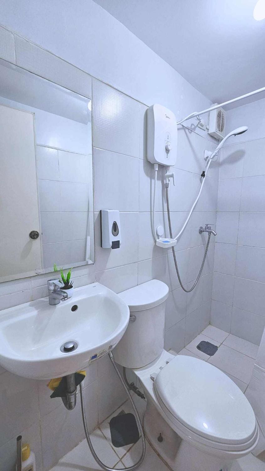 Bright & Airy Loft Cambridge Village Charm Apartment hotel in Pasig