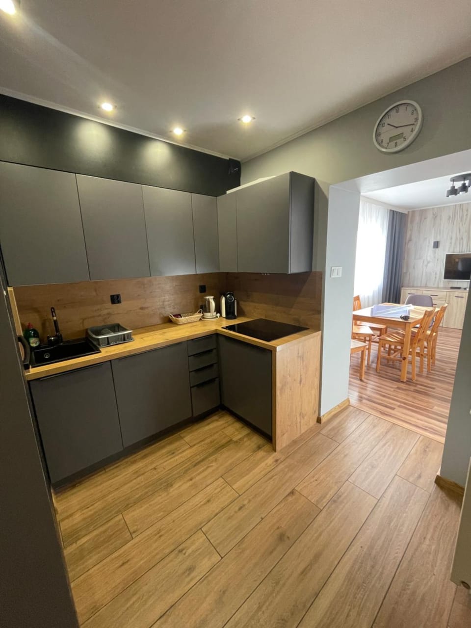 Coffee/tea facilities, Kitchen or kitchenette, Dining area, oven, stove