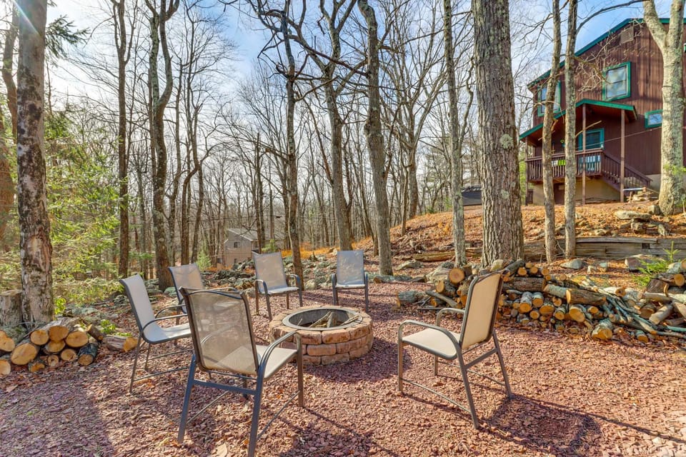 Gazebo, Fire Pit, Resort Perks! Split Rock Retreat House in Hickory Run State Park