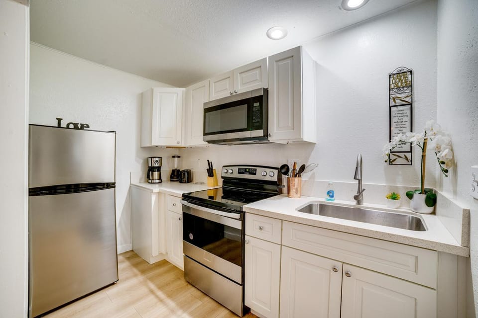 Work and Play! Studio 7 Mi to Dtwn San Bernardino House in Colton