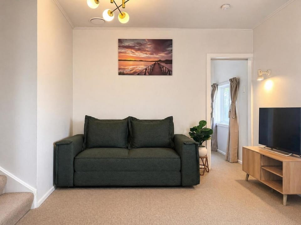 Skyline Urban - Entire Apartment with View, Netflix, Nespresso, and Street Parking Apartment in Wellington