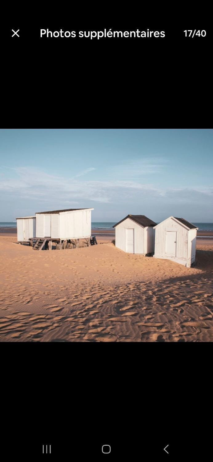 Le carpe diem bateau chauffe toute l'année Docked boat in Calais