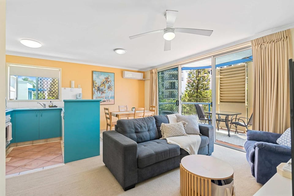 Surfers Beach Resort Coastal Charm Light n Bright Apartment in Surfers Paradise