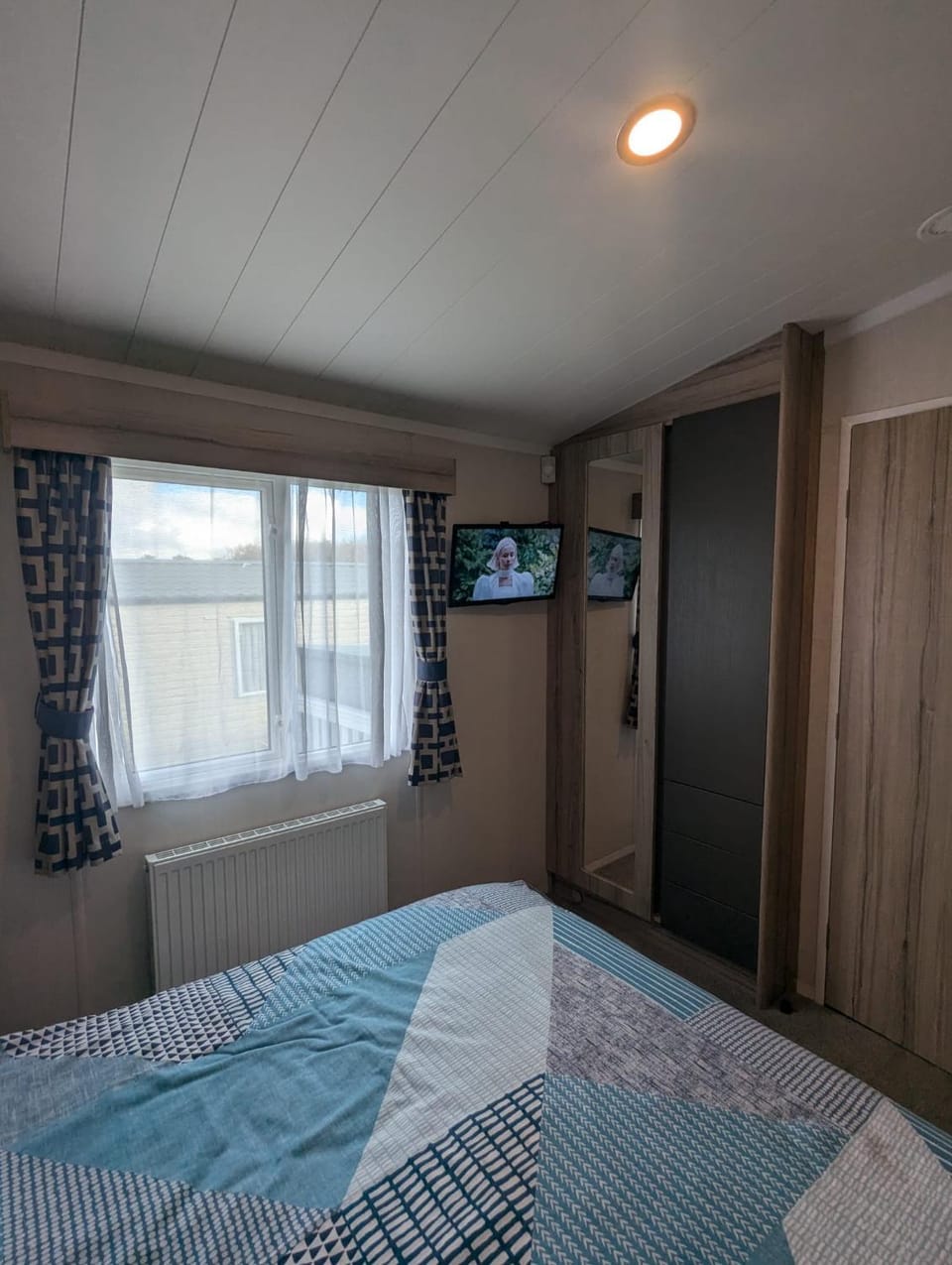 Bed, TV and multimedia, Bedroom, wardrobe