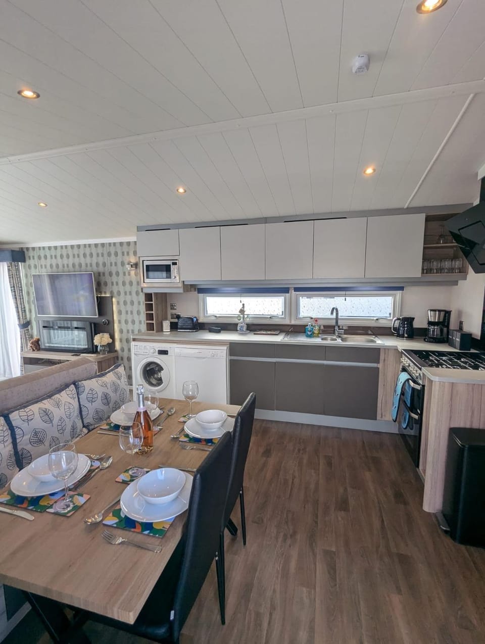 Kitchen or kitchenette, Living room, Seating area, Dining area, pet friendly, stove