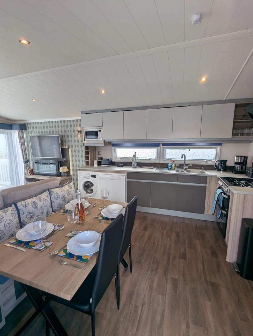 oven, pet friendly, stove, washing machine