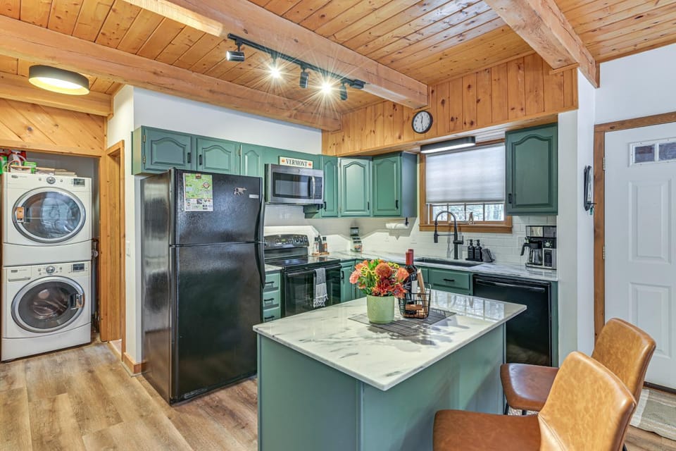 8 Mi to Mt Snow: 'Cozy Bear Cabin' w/ Hot Tub! Cabin in Wilmington