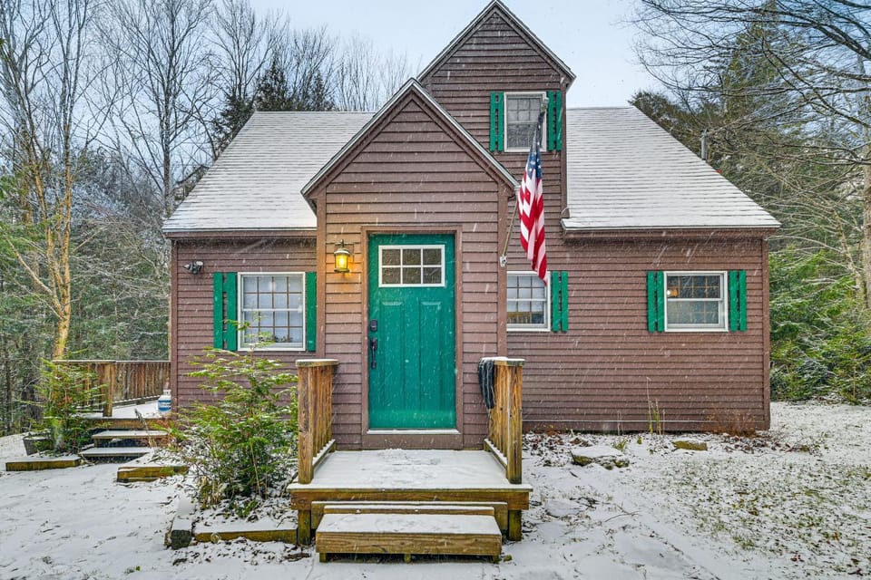 8 Mi to Mt Snow: 'Cozy Bear Cabin' w/ Hot Tub! Cabin in Wilmington