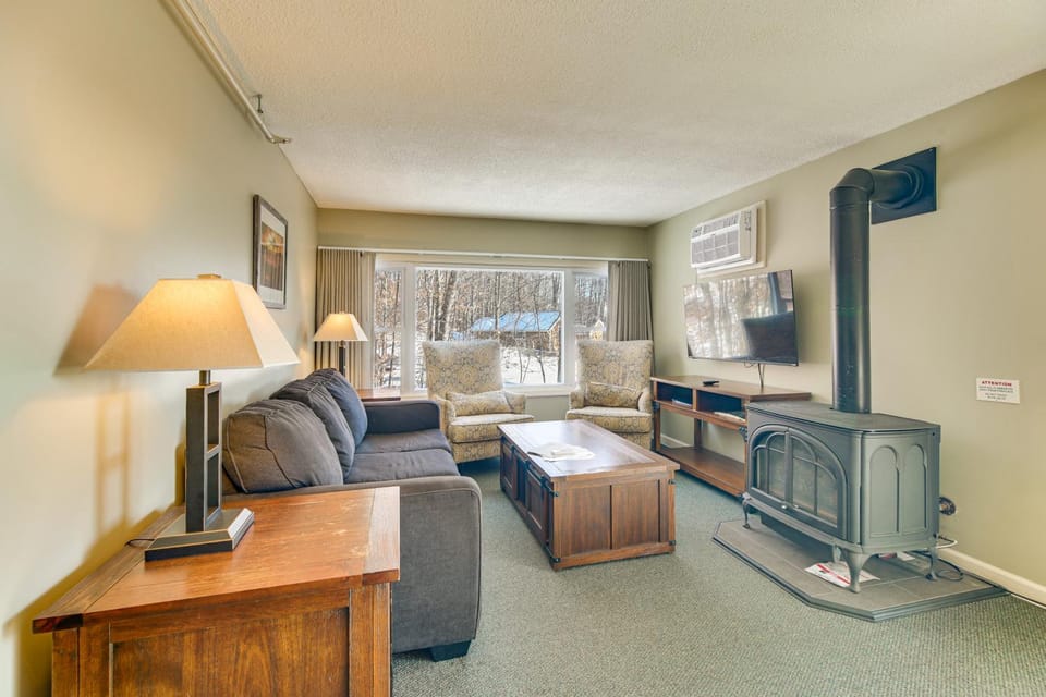 Walk to Ski Shuttle! Mountainside Resort Condo House in Stowe