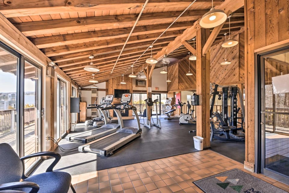 Walk to Ski Shuttle! Mountainside Resort Condo House in Stowe