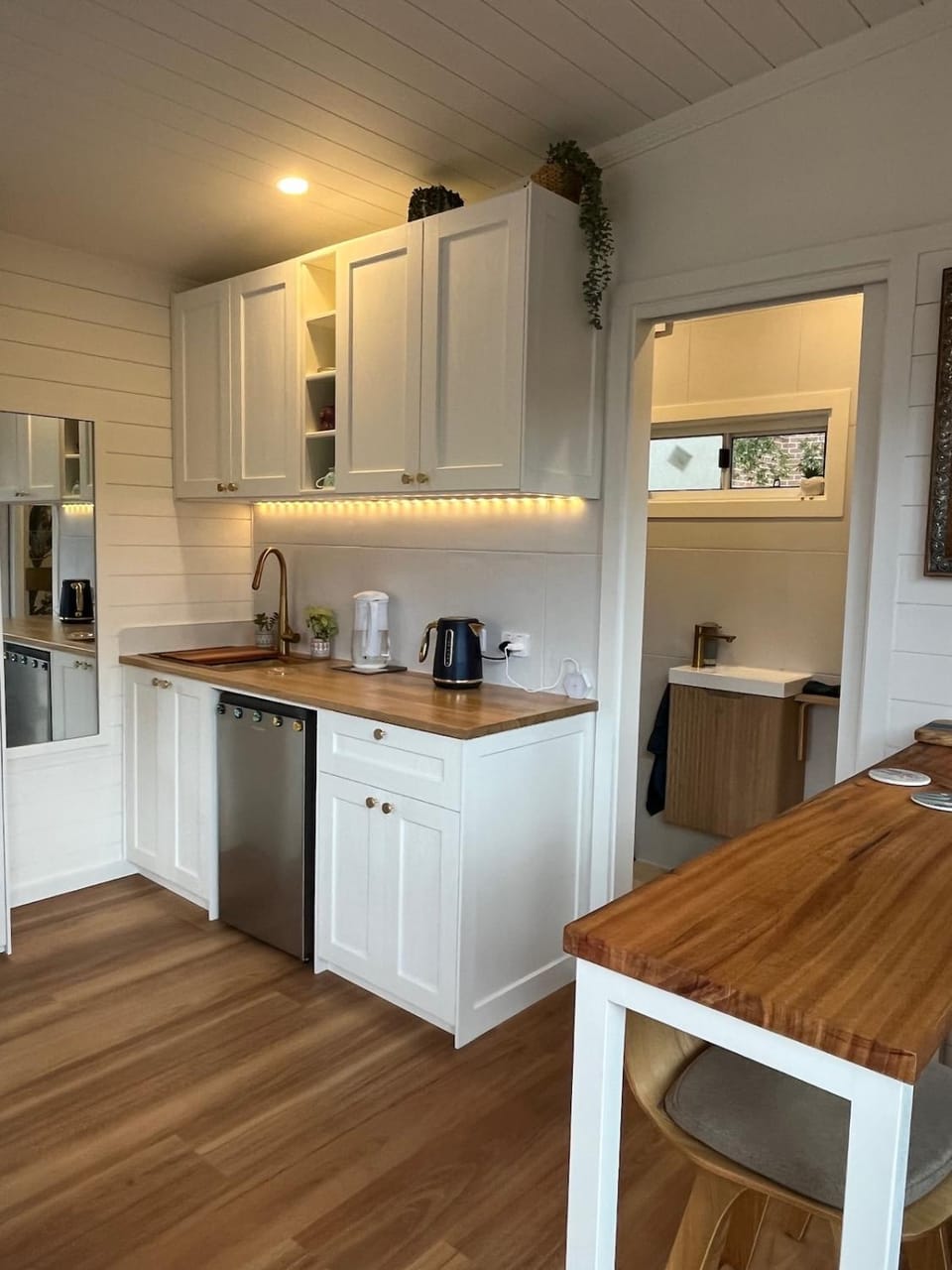Coffee/tea facilities, Kitchen or kitchenette, Dining area, stove, toaster