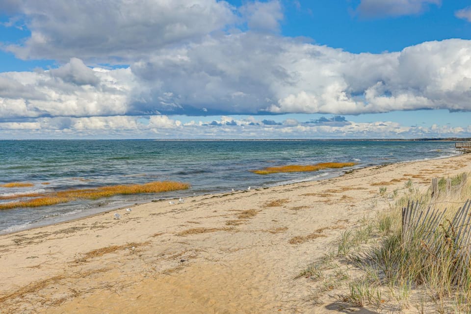 Steps to Beach: Timeless Lower Cape Cottage House in Brewster