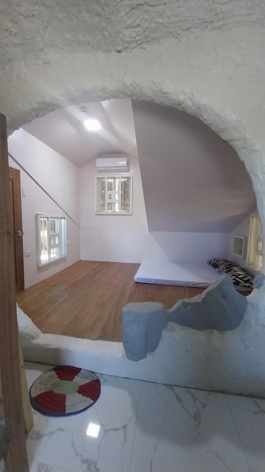 Beachfront AC Cave Cabin for 10pax Cabin in La Union