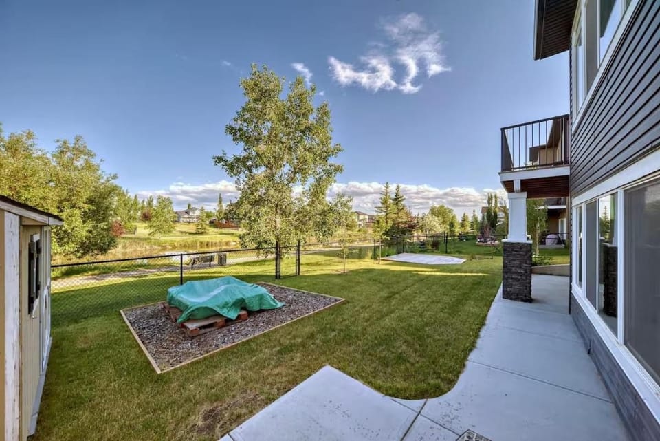 Waterfront Home, Fireplace, 90 min to Banff House in Airdrie