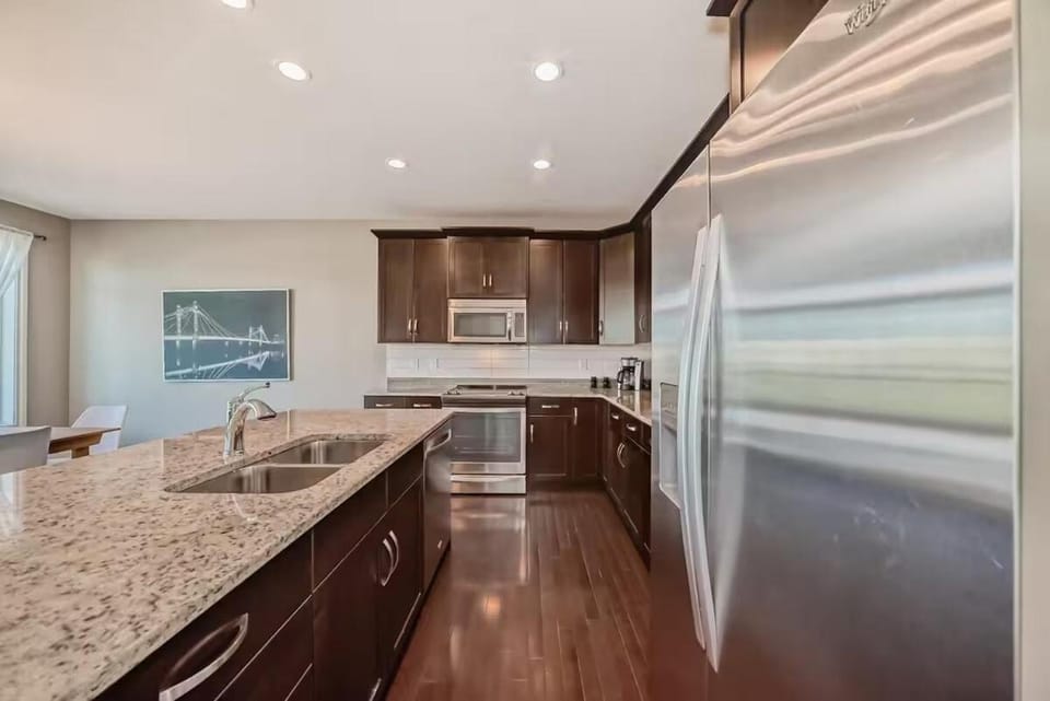 Waterfront Home, Fireplace, 90 min to Banff House in Airdrie