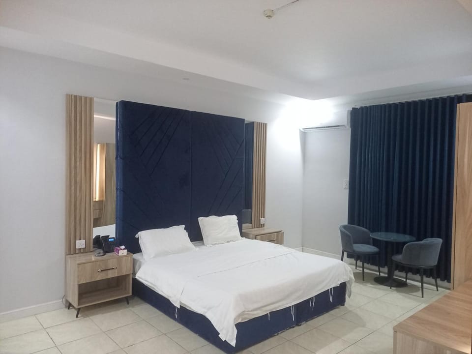 Bed, Living room, Photo of the whole room, Seating area, Bedroom